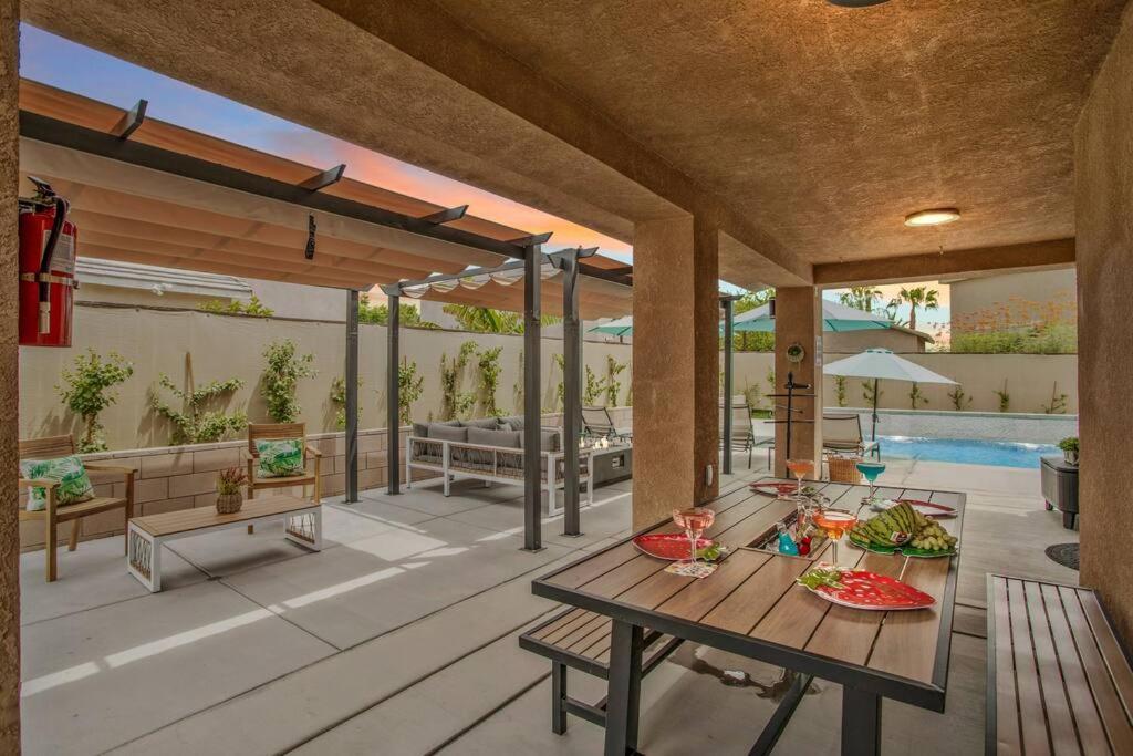 Desert Fantasy Oasis Pool, Jacuzzi, Royal Beds Villa Coachella Exterior photo