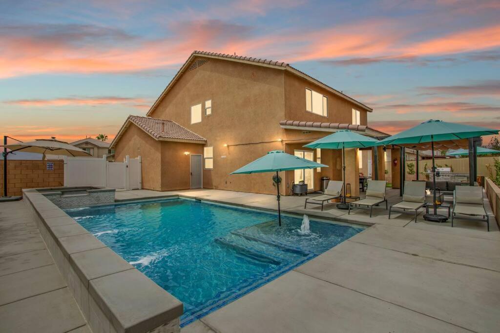 Desert Fantasy Oasis Pool, Jacuzzi, Royal Beds Villa Coachella Exterior photo